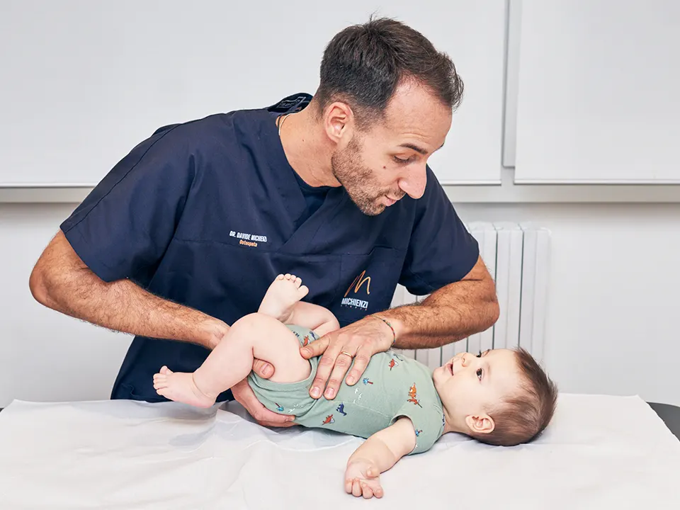 L’osteopata neonatale Davide Michienzi tratta i disturbi del neonato dalla nascita ai primi mesi di vita. Prendi un appuntamento in studio a Roma.