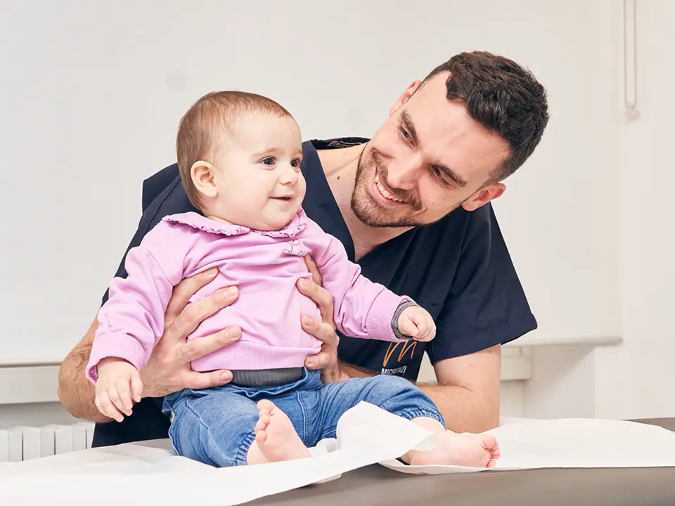 L’osteopata neonatale Davide Michienzi tratta i disturbi del neonato dalla nascita ai primi mesi di vita. Prendi un appuntamento in studio a Roma.