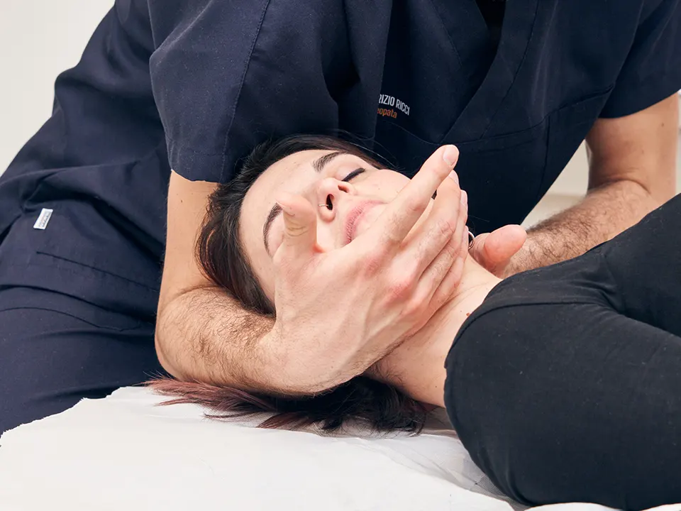 Attraverso le tecniche dolci di manipolazione, l’Osteopata è in grado di aiutare il corpo a recuperare il suo movimento naturale e a liberarsi dai dolori. Prendi un appuntamento!