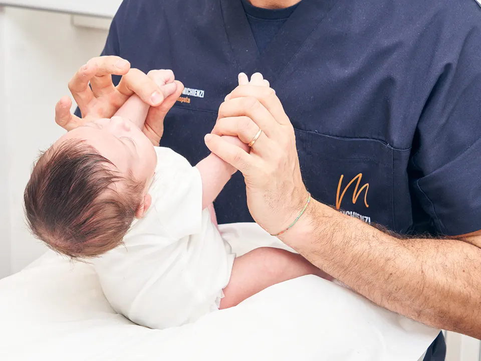 Attraverso le tecniche dolci di manipolazione, l’Osteopata è in grado di aiutare il corpo a recuperare il suo movimento naturale e a liberarsi dai dolori. Prendi un appuntamento!