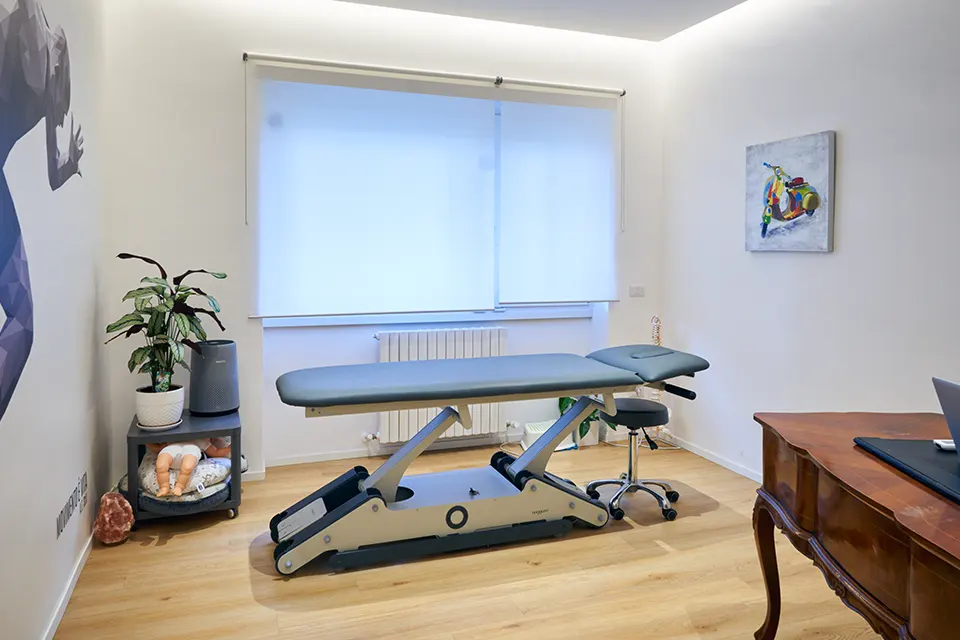 Studio del Dott. Davide Michienzi. Trattamenti di osteopatia per neonati, per bambini, per adolescenti, per donne in gravidanza e per adulti.