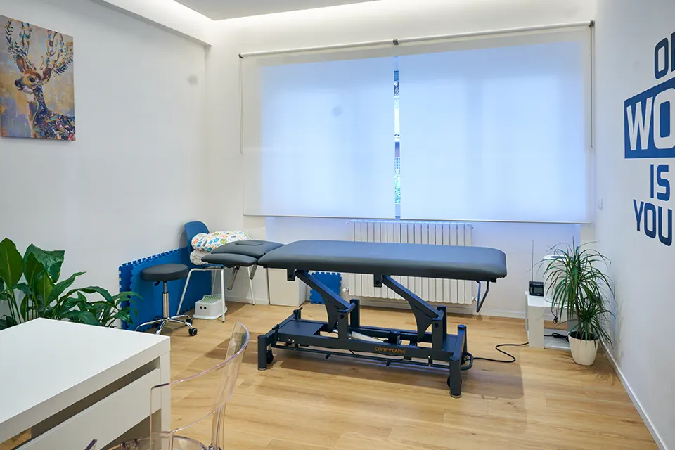 Studio del Dott. Davide Michienzi. Trattamenti di osteopatia per neonati, per bambini, per adolescenti, per donne in gravidanza e per adulti.