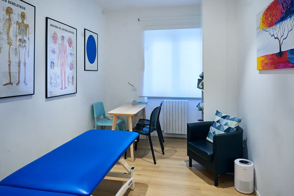 Studio del Dott. Davide Michienzi. Trattamenti di osteopatia per neonati, per bambini, per adolescenti, per donne in gravidanza e per adulti.
