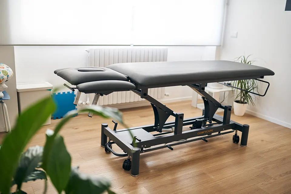 Studio del Dott. Davide Michienzi. Trattamenti di osteopatia per neonati, per bambini, per adolescenti, per donne in gravidanza e per adulti.
