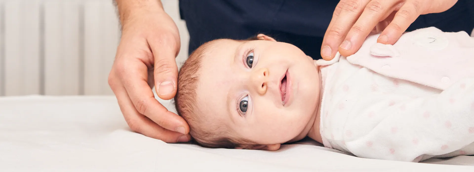 Può essere normale sentirsi confusi, avere dubbi e incontrare degli ostacoli nei primi momenti di nutrizione nei neonati. Scopriamo insieme come muovere i primi passi.