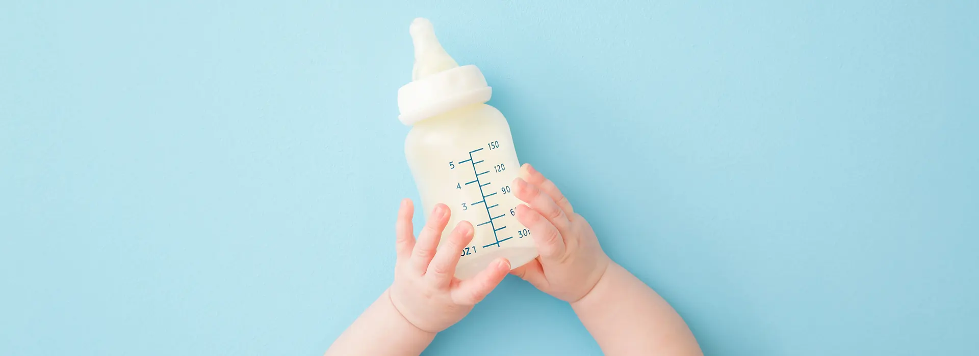 Formula destinata all'alimentazione dei lattanti nei primi mesi di vita in grado di soddisfare le esigenze nutrizionali dei neonati.