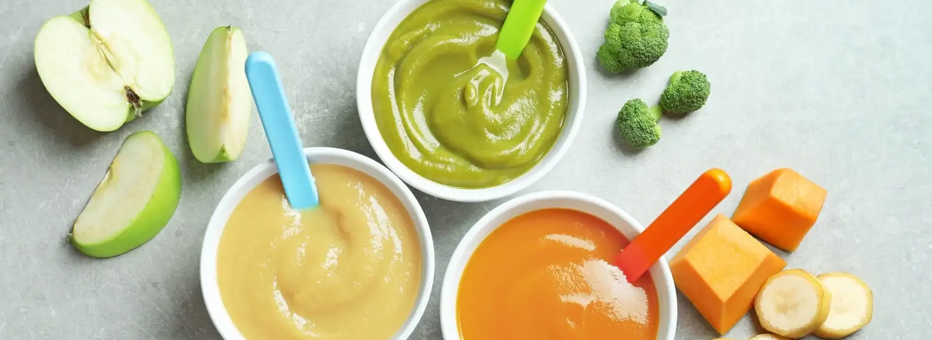 Per un bimbo passare da un’alimentazione completamente liquida ad una solida potrebbe non essere semplice. Viviamo con serenità i primi assaggi.