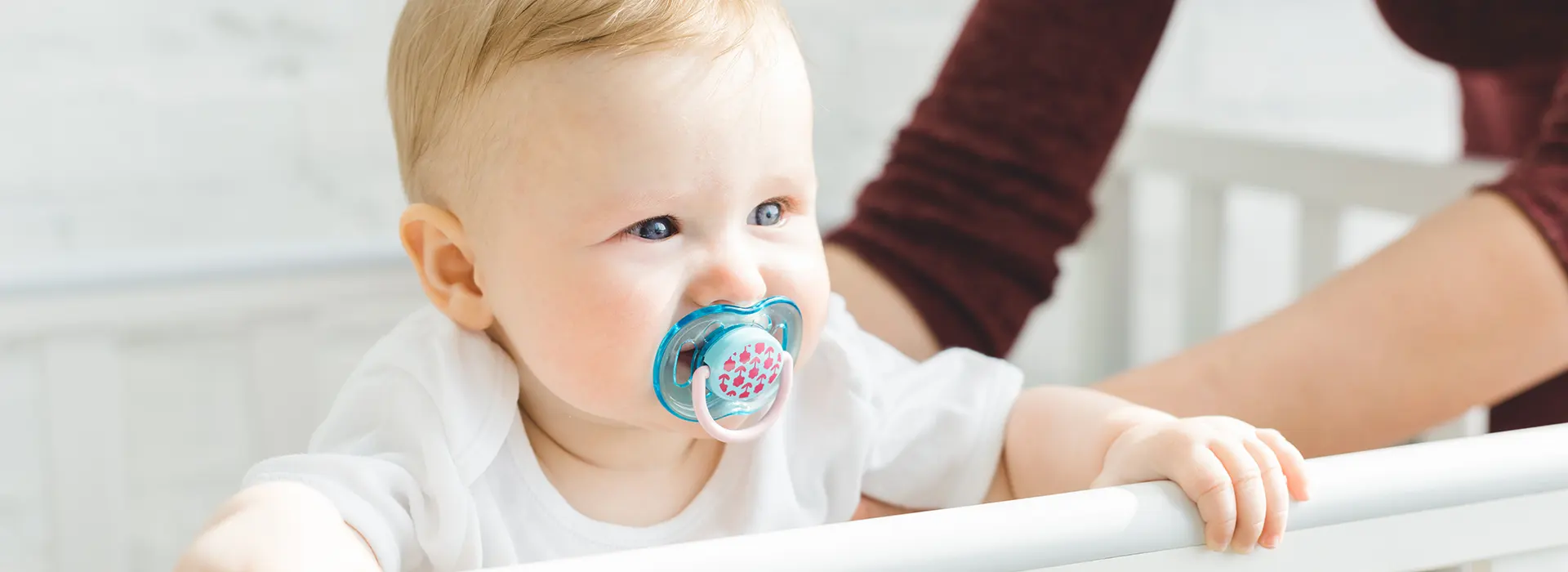 Nei bambini il bisogno di succhiare è un istinto innato, naturale, che si verifica già nella pancia della mamma. L’abitudine di offrire il ciuccio, trova la sua ragione in questa necessità biologica. Scopriamo come.