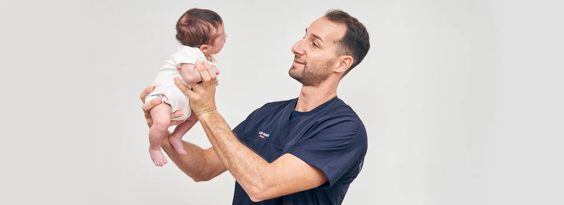 Il bambino reclama di stare in braccio: il corpo dei genitori per lui è quanto di più desiderabile e accogliente possa esistere, un habitat perfetto.