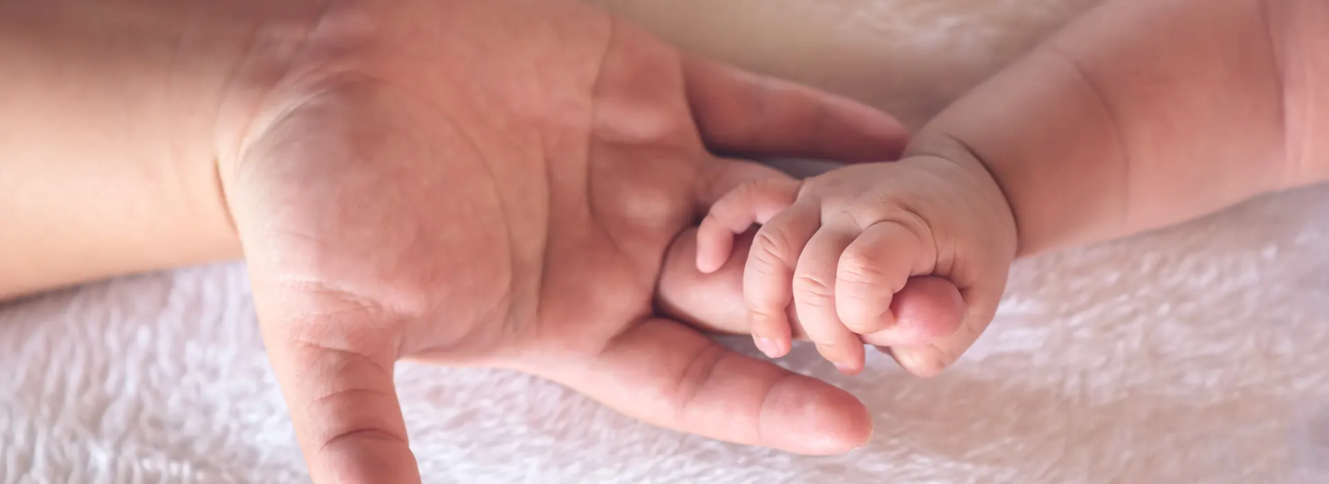 Che cosa si aspetta un bambino alla nascita, di stare in braccio grazie a una serie di riflessi primitivi innati, elicitati proprio dal contatto diretto con il corpo materno.