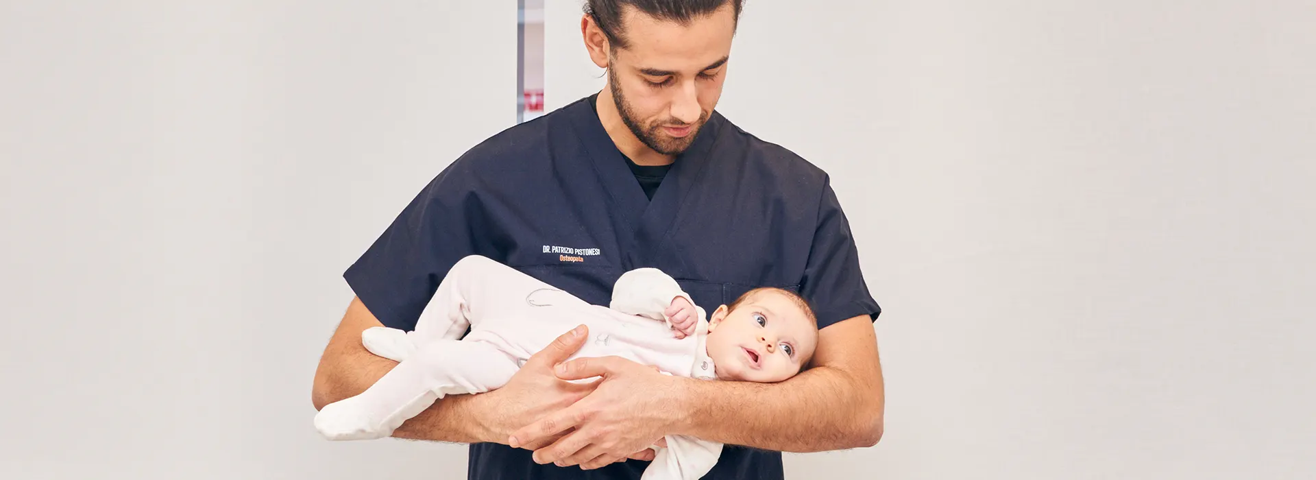 Ogni giorno abbiamo la possibilità di supportare competenze preziose allo sviluppo motorio del neonato, che solo in braccio trovano la condizione per esprimersi.