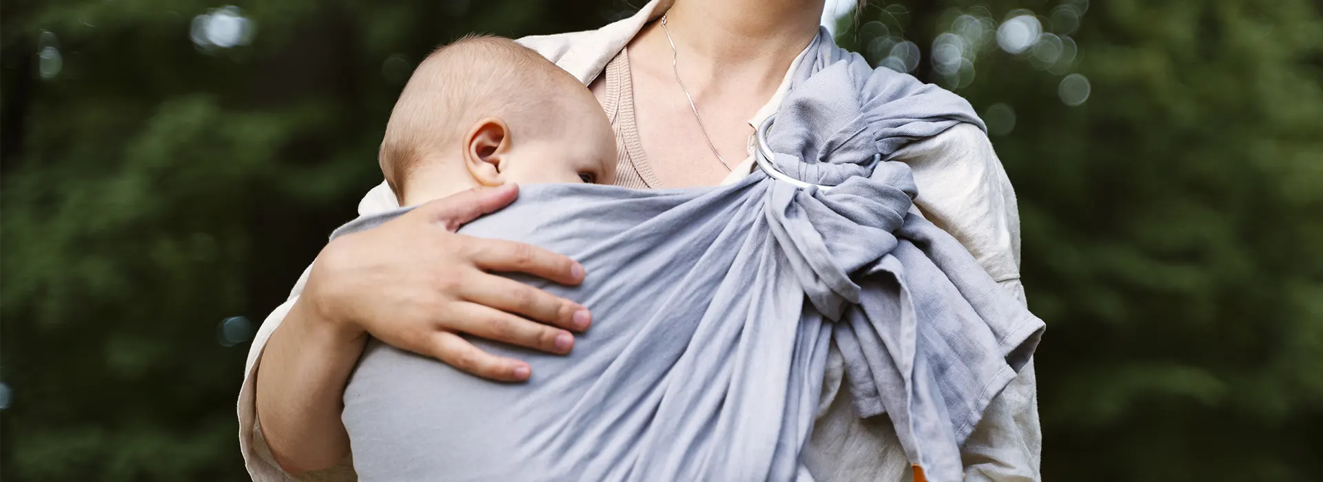 Come scegliere la fascia porta bebè? Scopriamo insieme quali sono i migliori supporti e le principali posizioni di babywearing per “portare” il bambino.