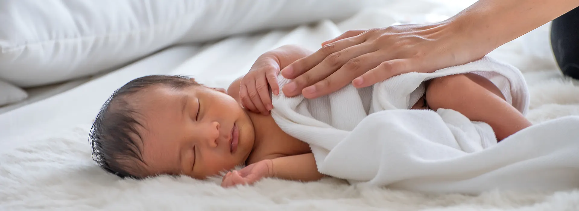 «Dorme, la notte?» è una delle domande più frequenti che viene rivolta ai neogenitori. Anche lo sviluppo del sonno non segue un andamento lineare, ma può presentare dei momenti di cambiamento improvviso.