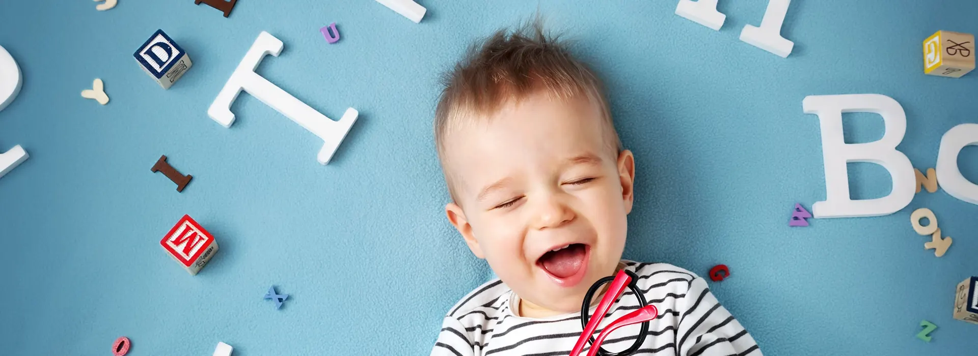 Ogni bambino sviluppa il linguaggio secondo i propri tempi e le proprie capacità ma ci sono delle fasi evolutive da raggiungere gradualmente per una crescita armonica delle competenze linguistico-comunicative.