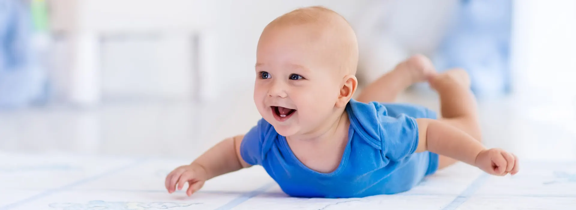 Tummy Time: cosa vuol dire, come si fa e da quando iniziare a far fare esercizi sulla pancia al neonato. La posizione giusta e i consigli dello Studio Michienzi.