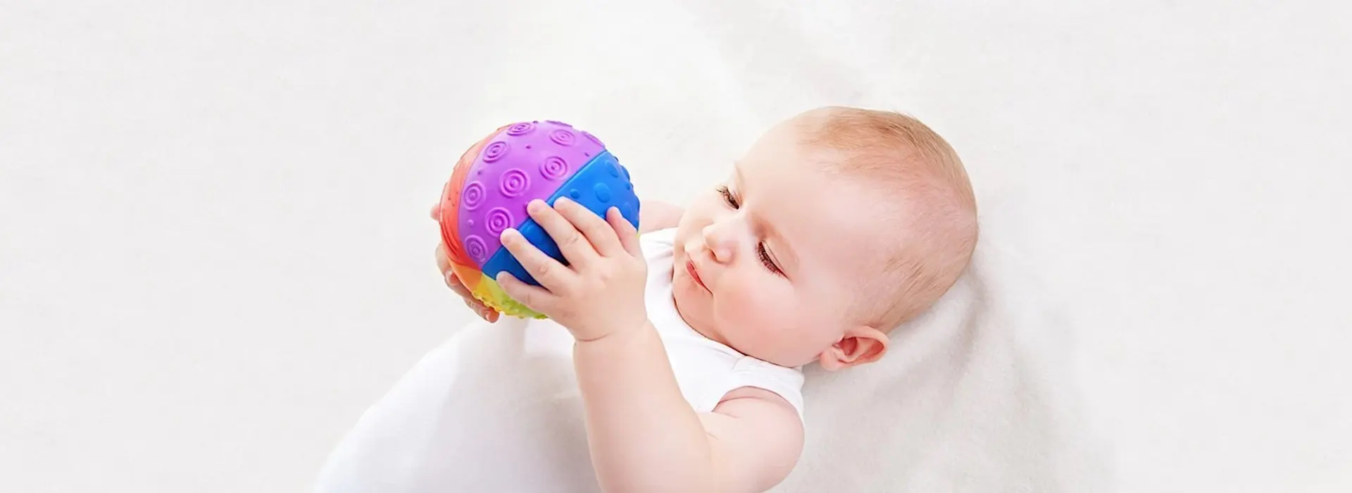 Giochi ed esercizi da fare a casa con i bambini per sviluppare non solo le abilità motorie ma anche quelle socio-emotive e cognitive per ogni fase dell’infanzia.