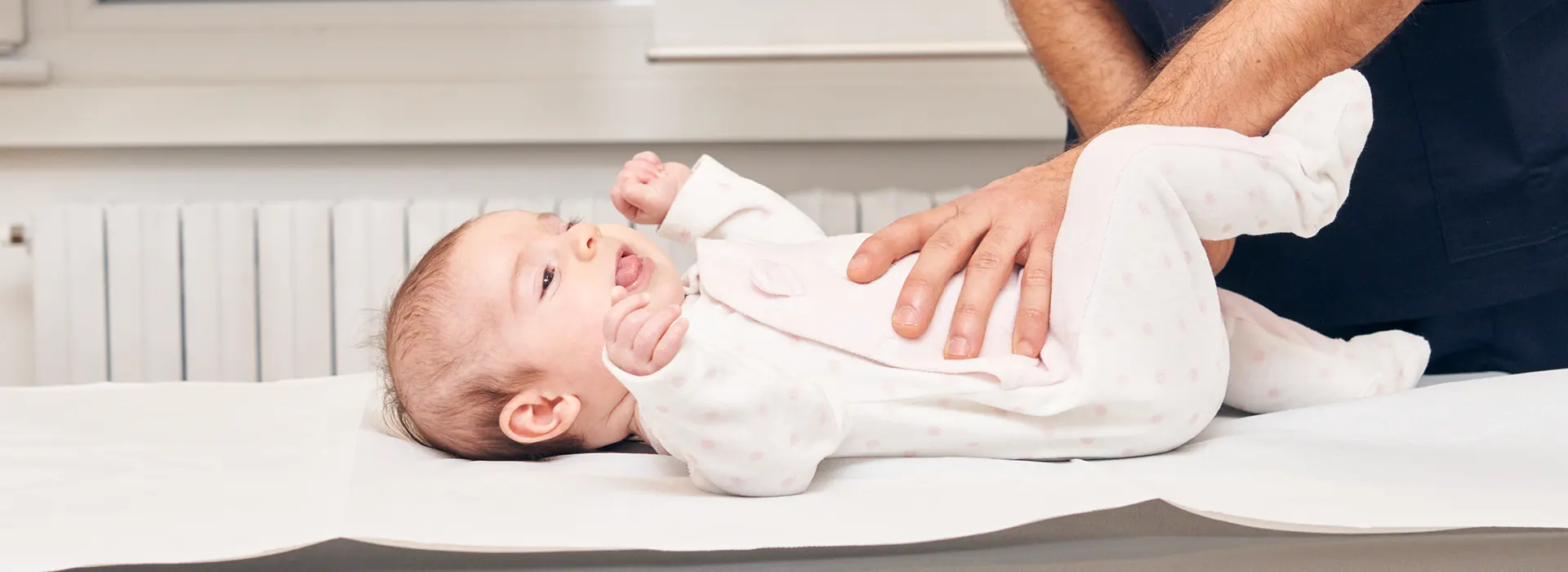 Come massaggiare la pancia di un neonato con le coliche: i consigli dello Studio Michienzi su come utilizzare il massaggio per calmare e alleviare le coliche del neonato.