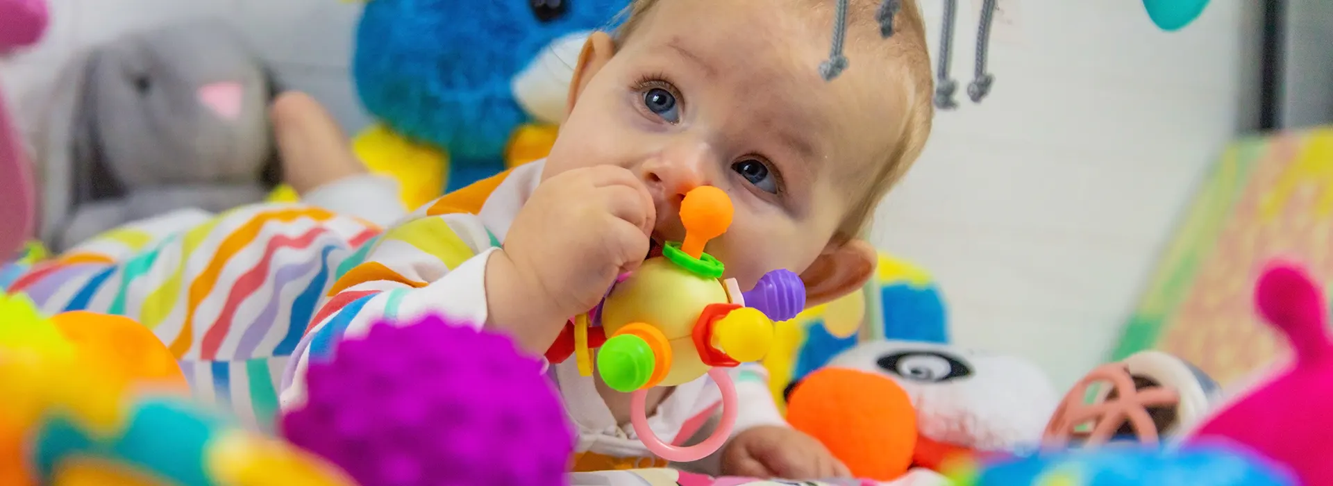 Le mani dei bambini sono uno strumento di conoscenza potente e straordinario: esplorano materiali e consistenze ma soprattutto creano un’esperienza diretta e sensoriale.