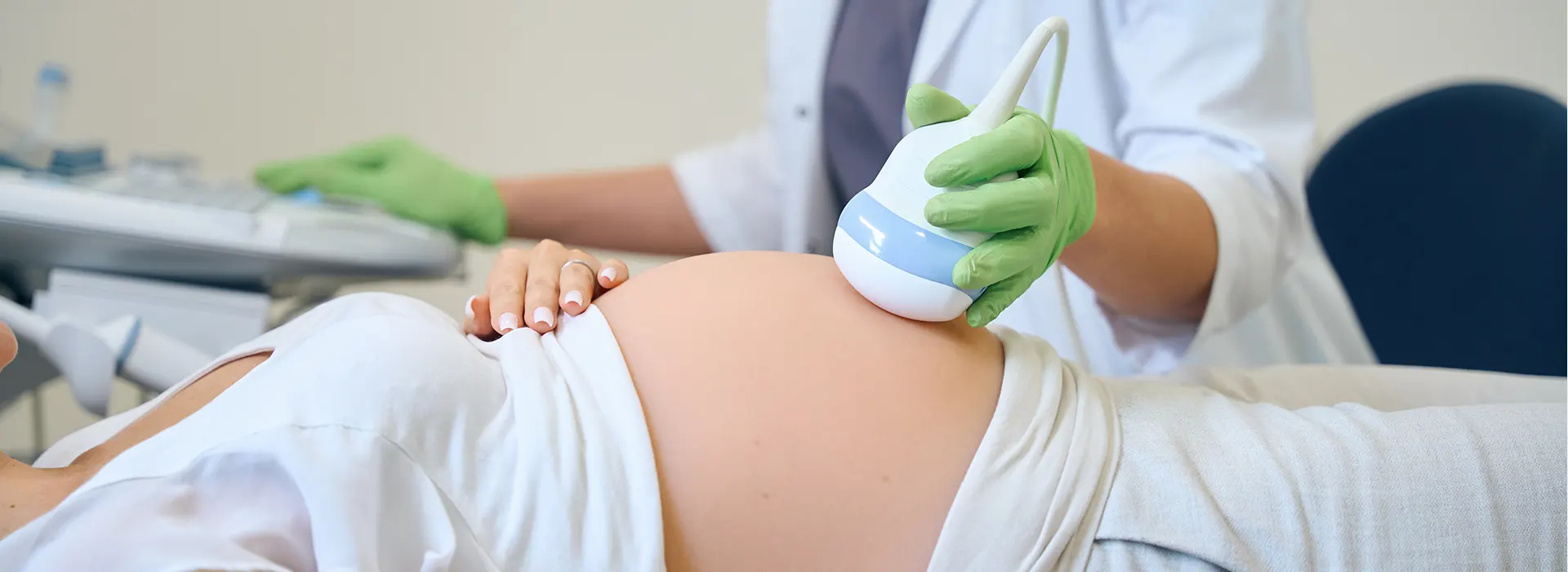 I primi tre mesi della gravidanza sono un periodo importante in cui il corpo e la mente della donna cominciano ad adattarsi ai cambiamenti fisiologici.