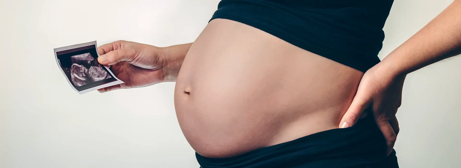 Il secondo trimestre della gravidanza è il momento in cui comincia a stabilirsi una vera e propria relazione tra la futura mamma e il suo bambino e cambiano le abitudini di vita.