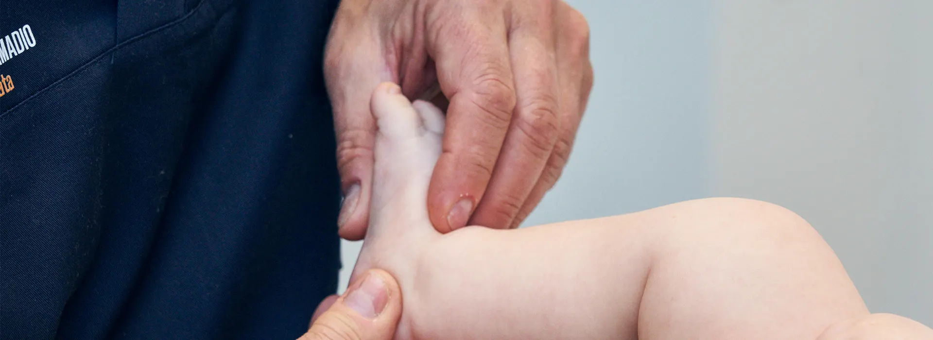 Il riflesso di Babinski è un riflesso primitivo che compare intorno all’11ª settimana di gestazione e si integra fisiologicamente entro il primo anno, in concomitanza con l’inizio della deambulazione.